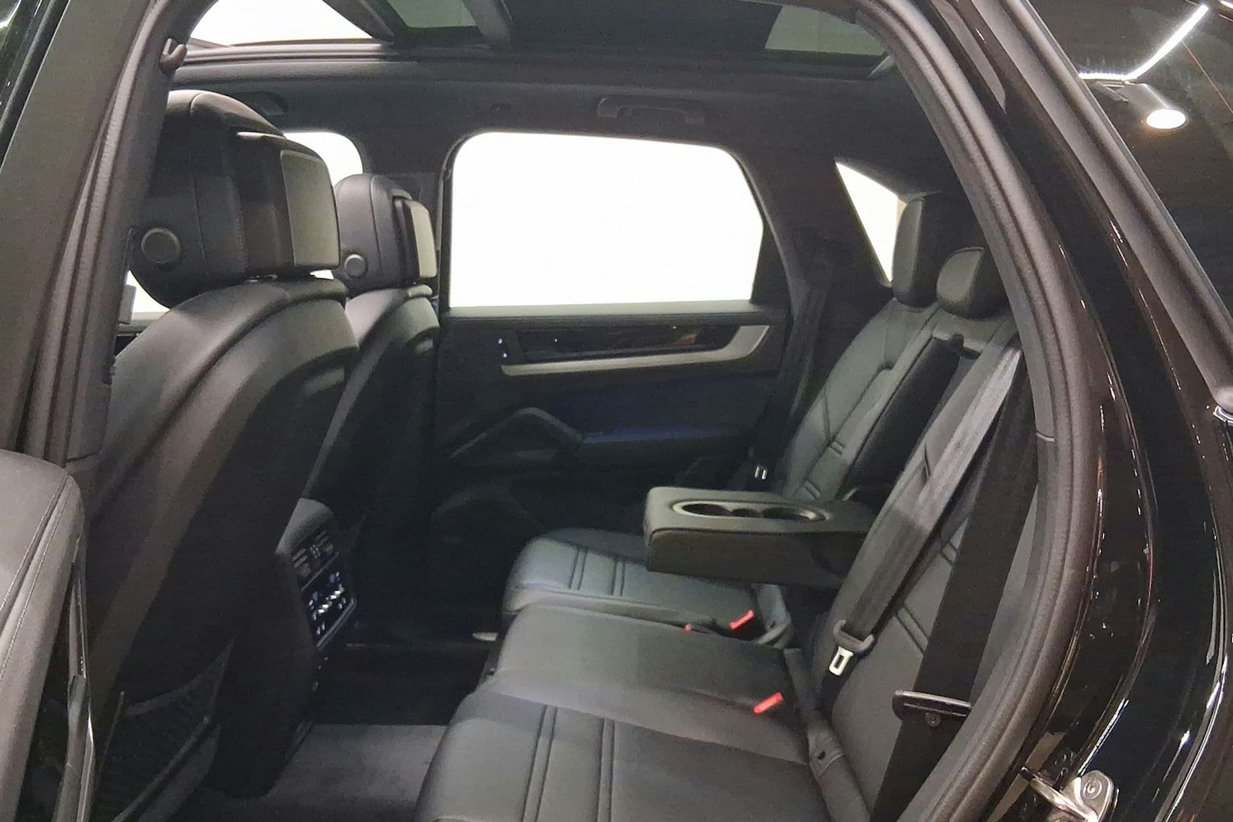 musta Porsche Cayenne 2026 kuva 19.