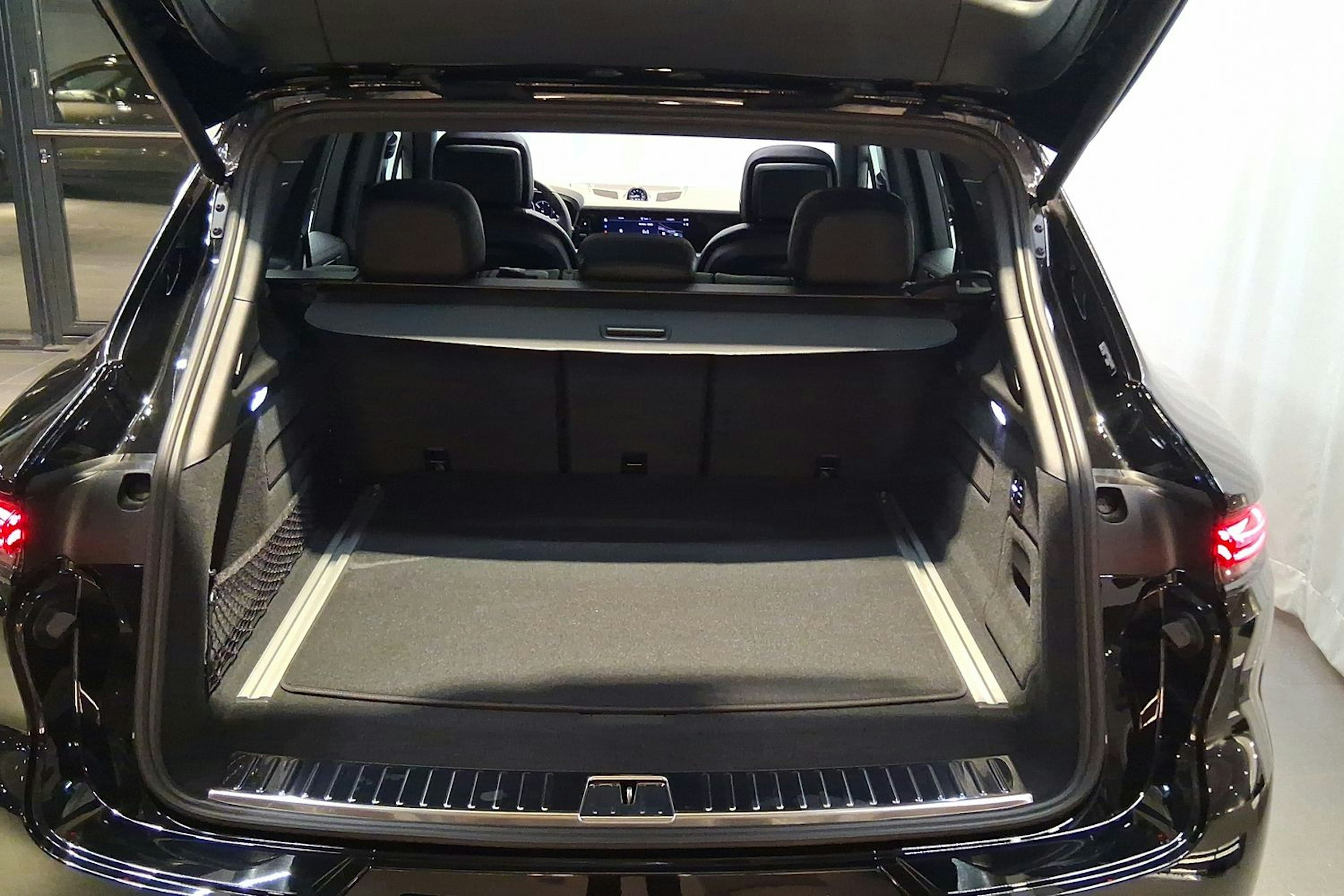 musta Porsche Cayenne 2026 kuva 21.