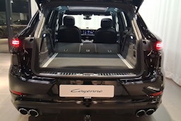 musta Porsche Cayenne 2026 kuva 22.