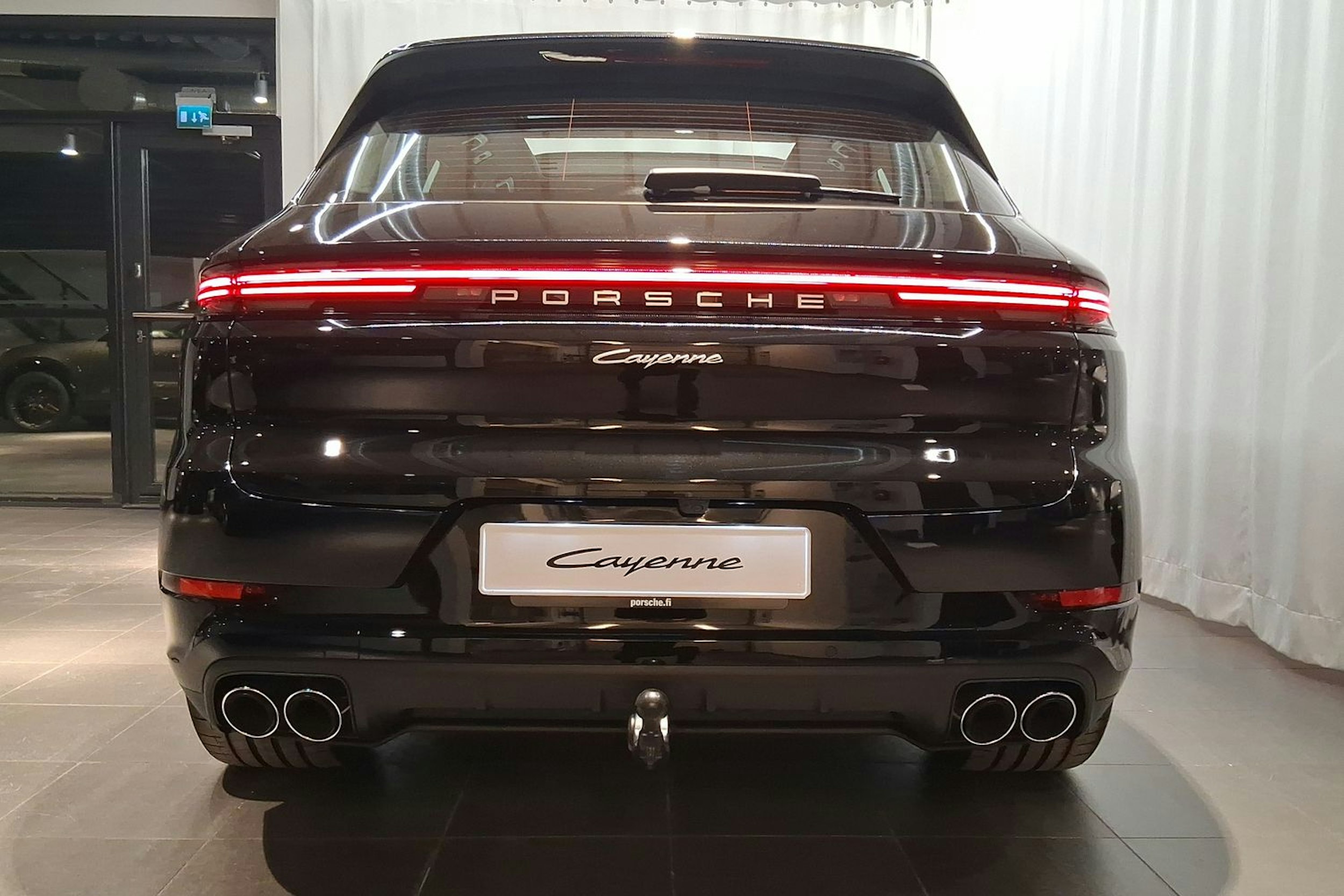 musta Porsche Cayenne 2026 kuva 23.