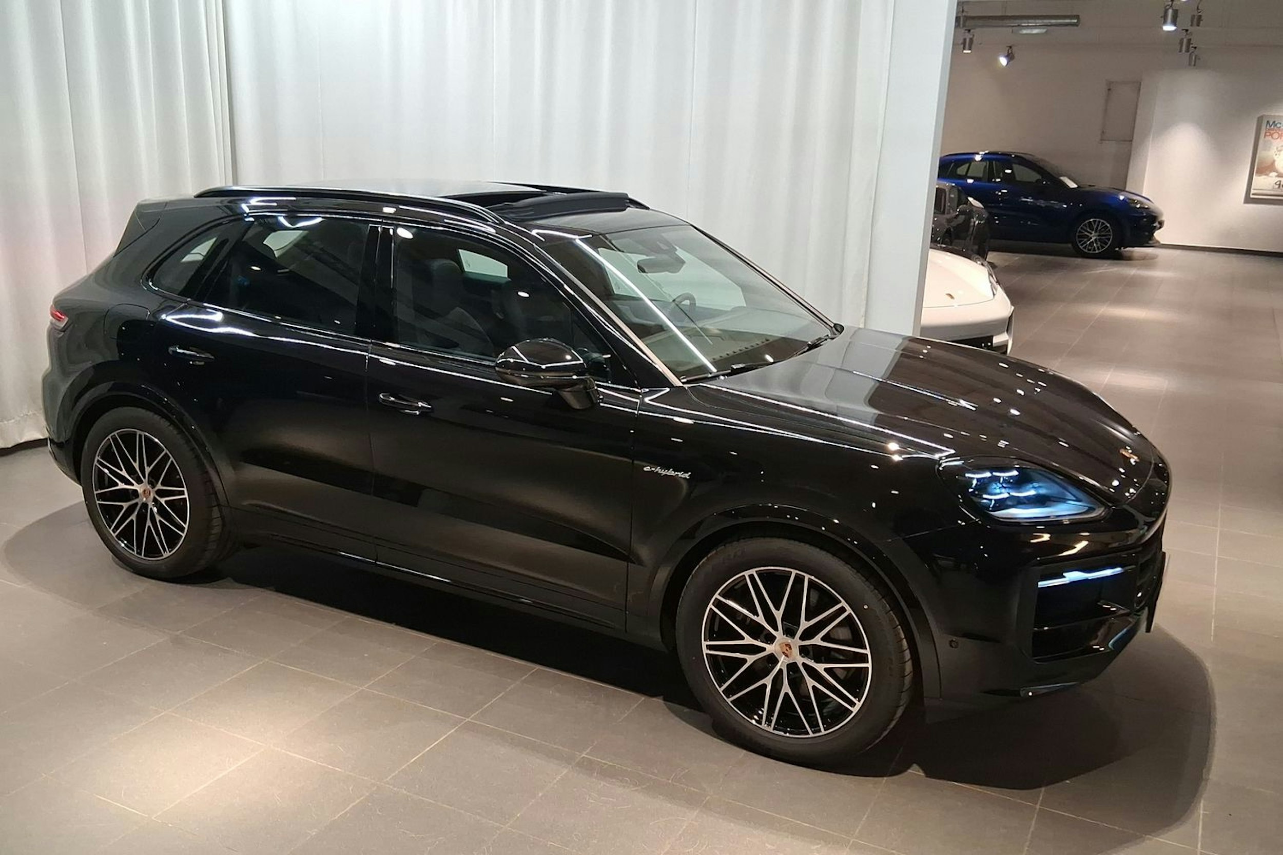 musta Porsche Cayenne 2026 kuva 24.