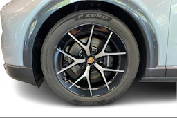 harmaa Porsche Cayenne 2026 kuva 9.