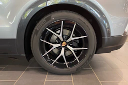 harmaa Porsche Cayenne 2026 kuva 10.