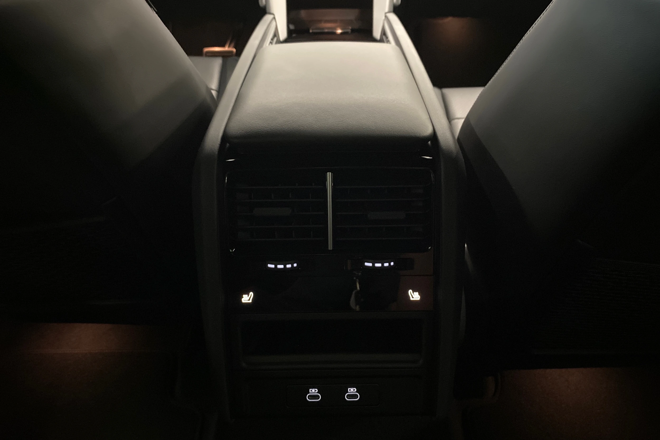 harmaa Porsche Cayenne 2026 kuva 11.