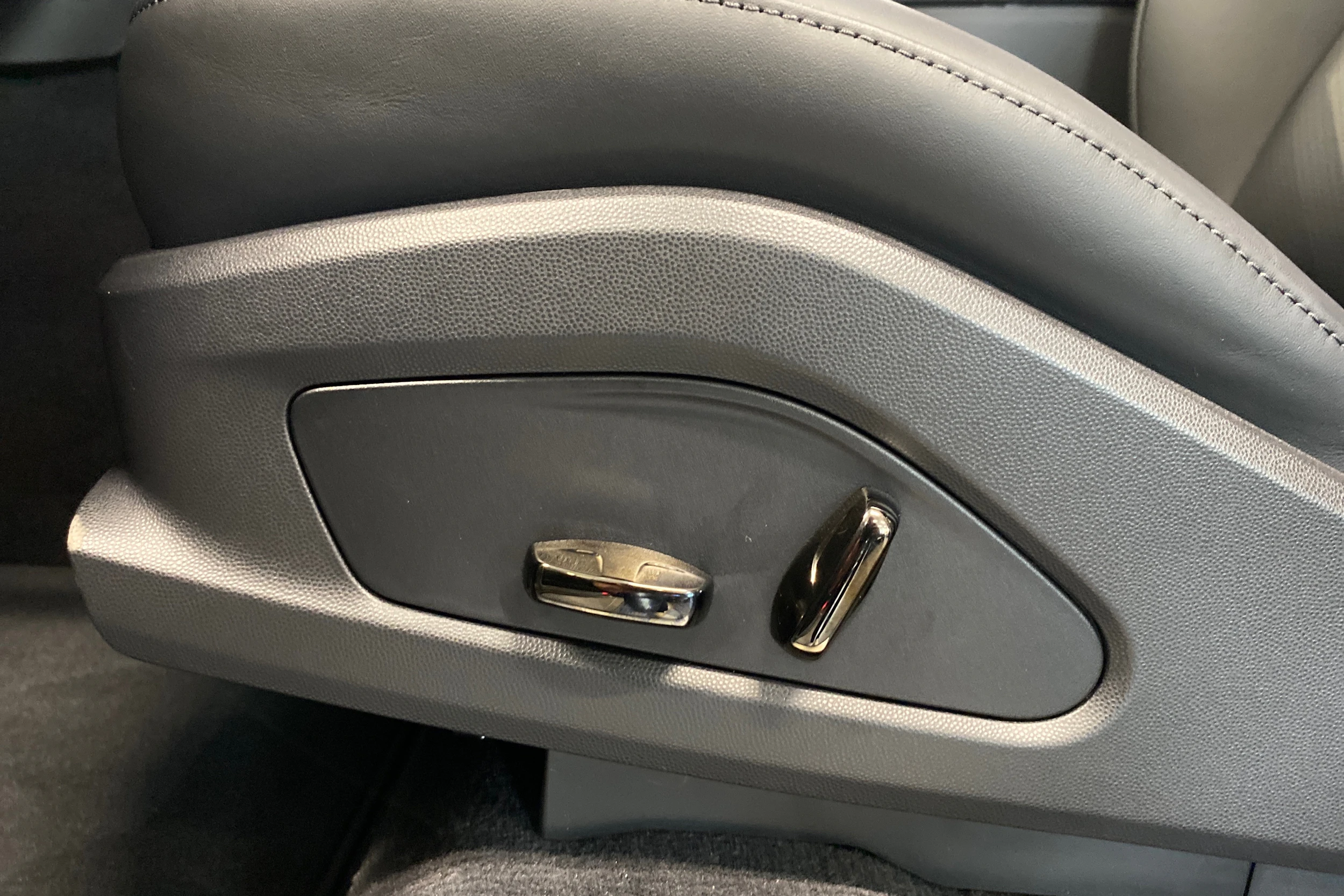 harmaa Porsche Cayenne 2026 kuva 12.