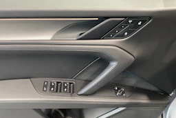 harmaa Porsche Cayenne 2026 kuva 13.