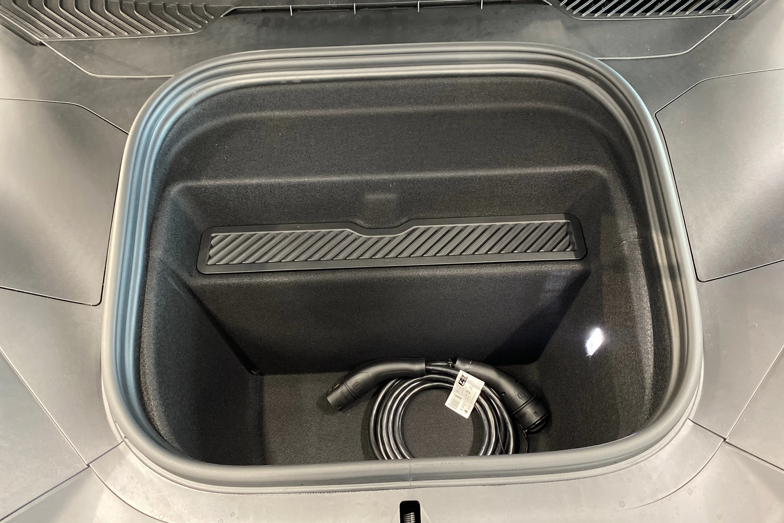 harmaa Porsche Cayenne 2026 kuva 18.