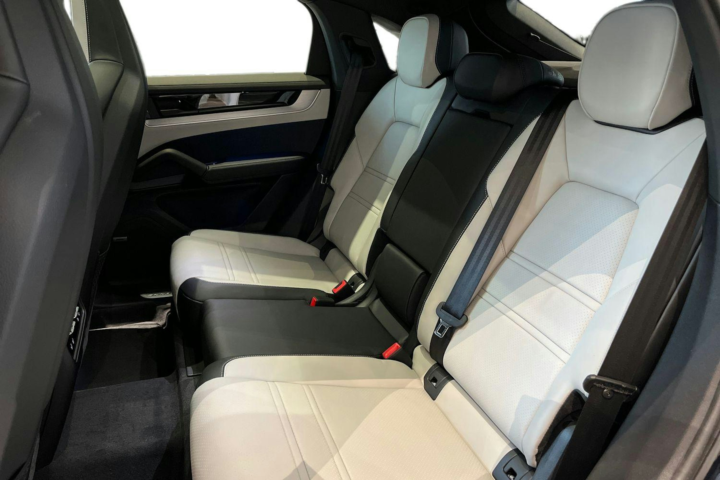 sininen Porsche Cayenne 2026 kuva 8.