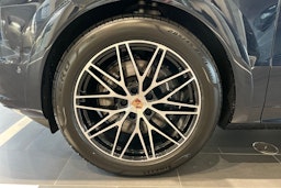 sininen Porsche Cayenne 2026 kuva 10.