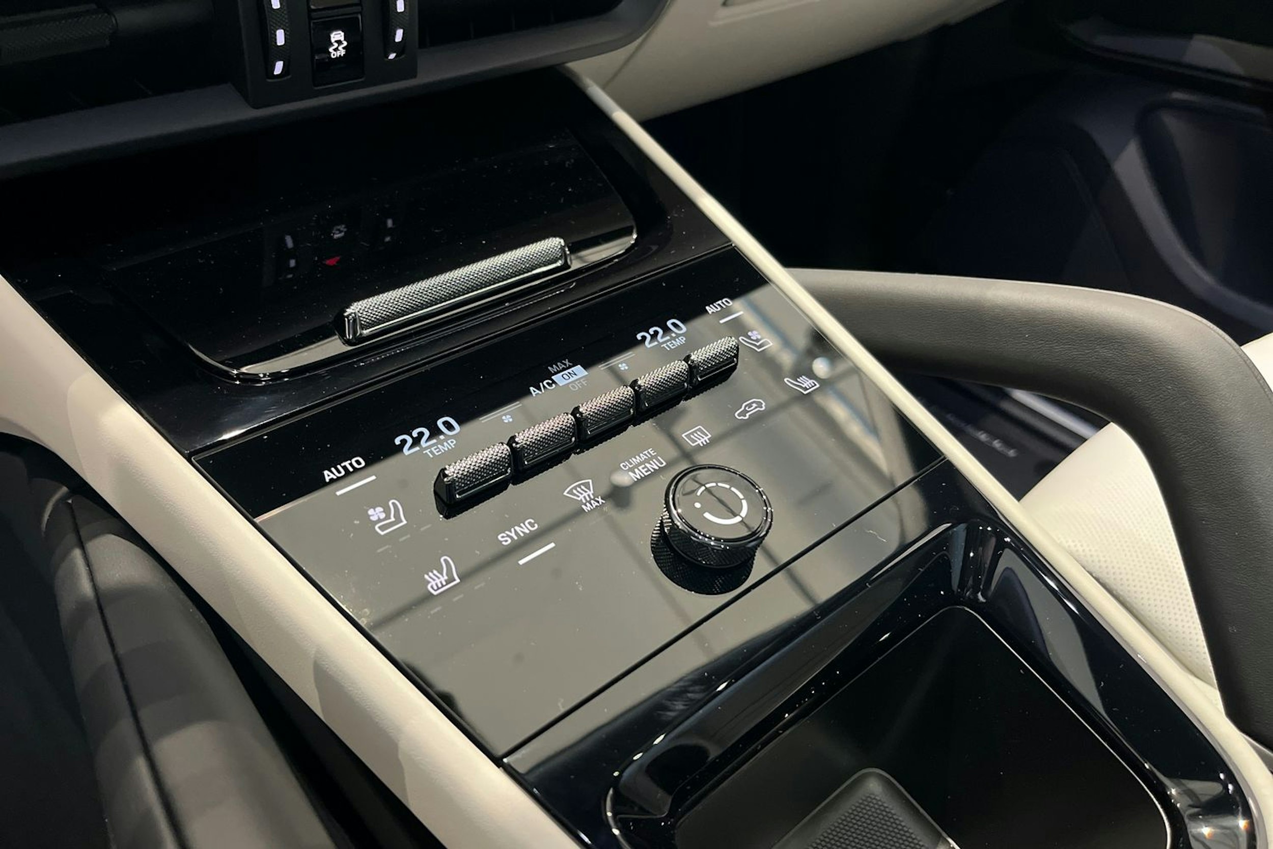 sininen Porsche Cayenne 2026 kuva 11.