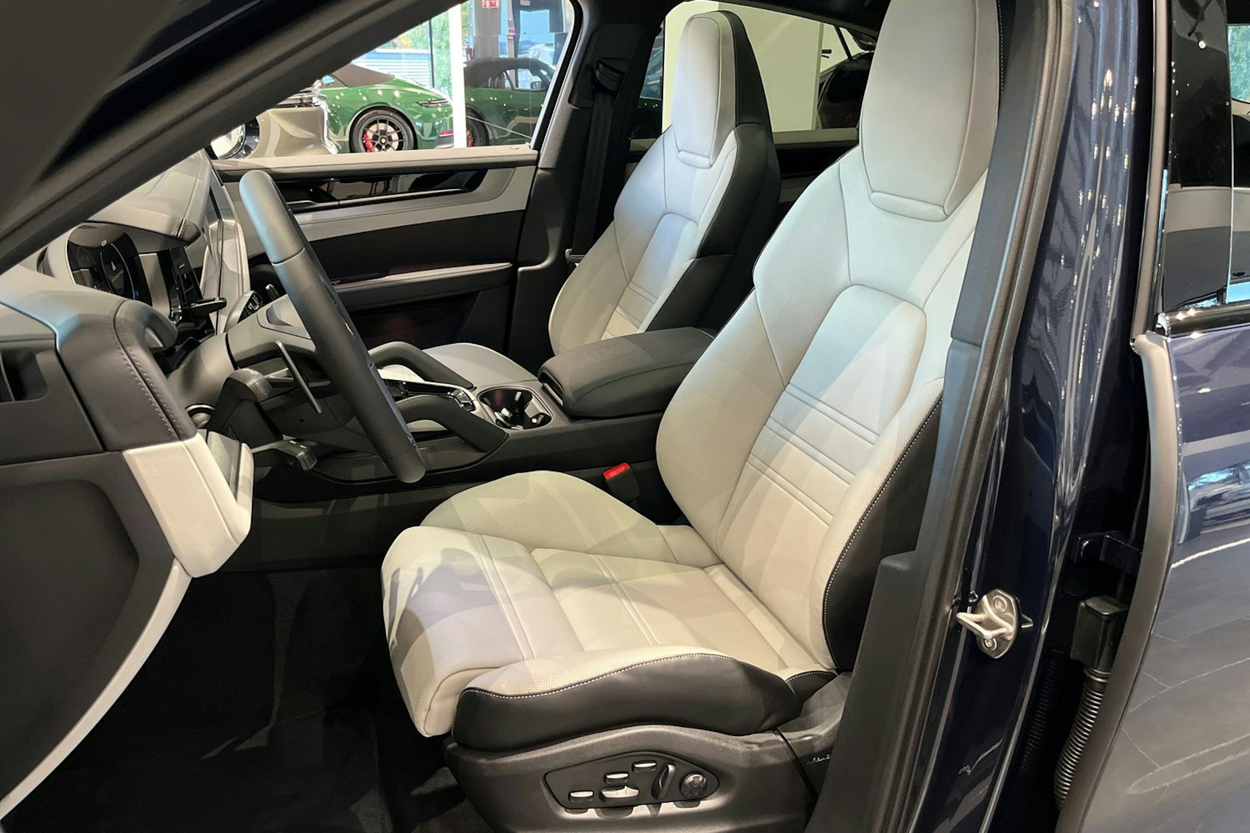 sininen Porsche Cayenne 2026 kuva 13.