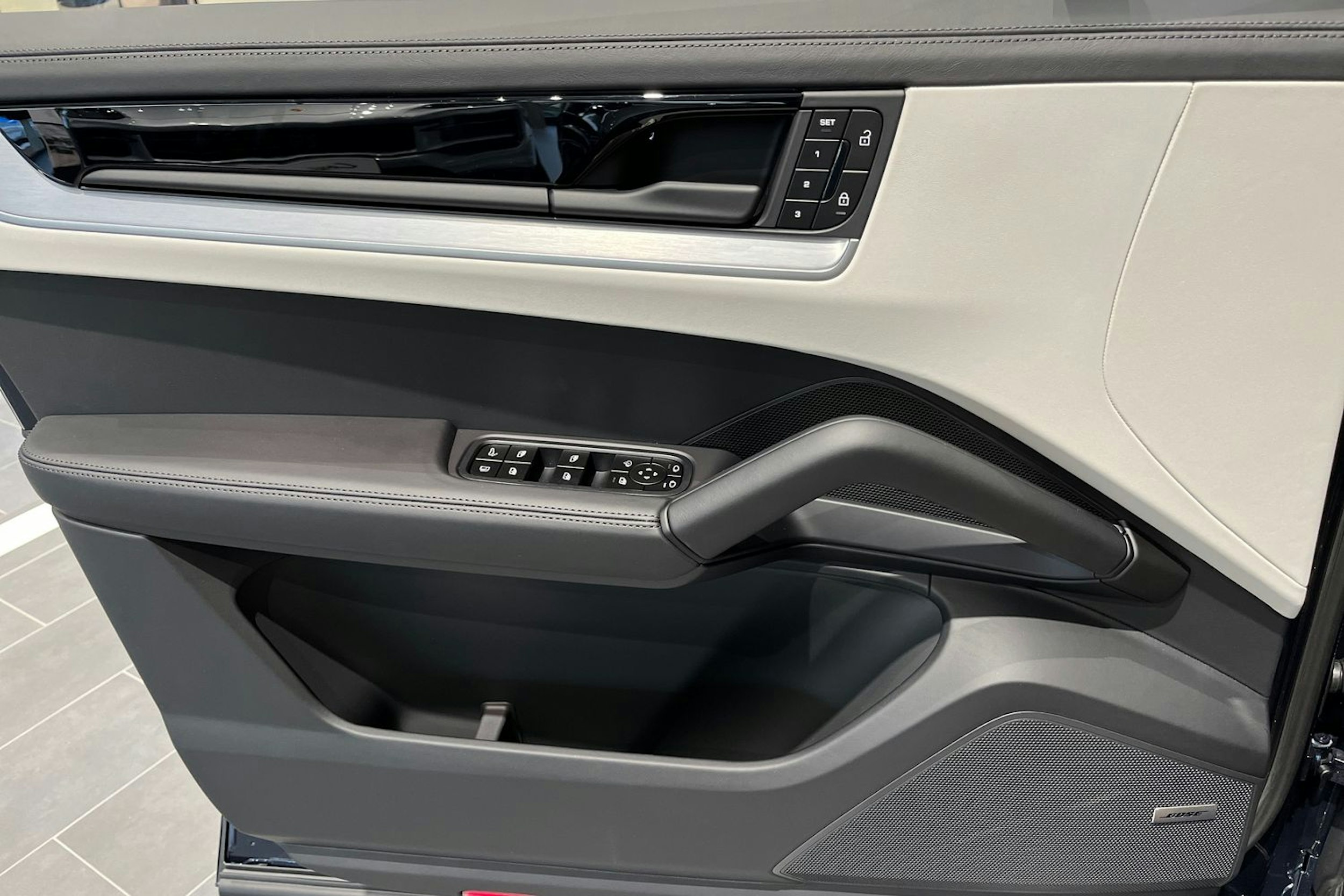 sininen Porsche Cayenne 2026 kuva 15.