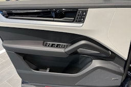sininen Porsche Cayenne 2026 kuva 15.