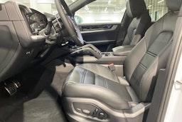 valkoinen Porsche Cayenne 2026 kuva 11.