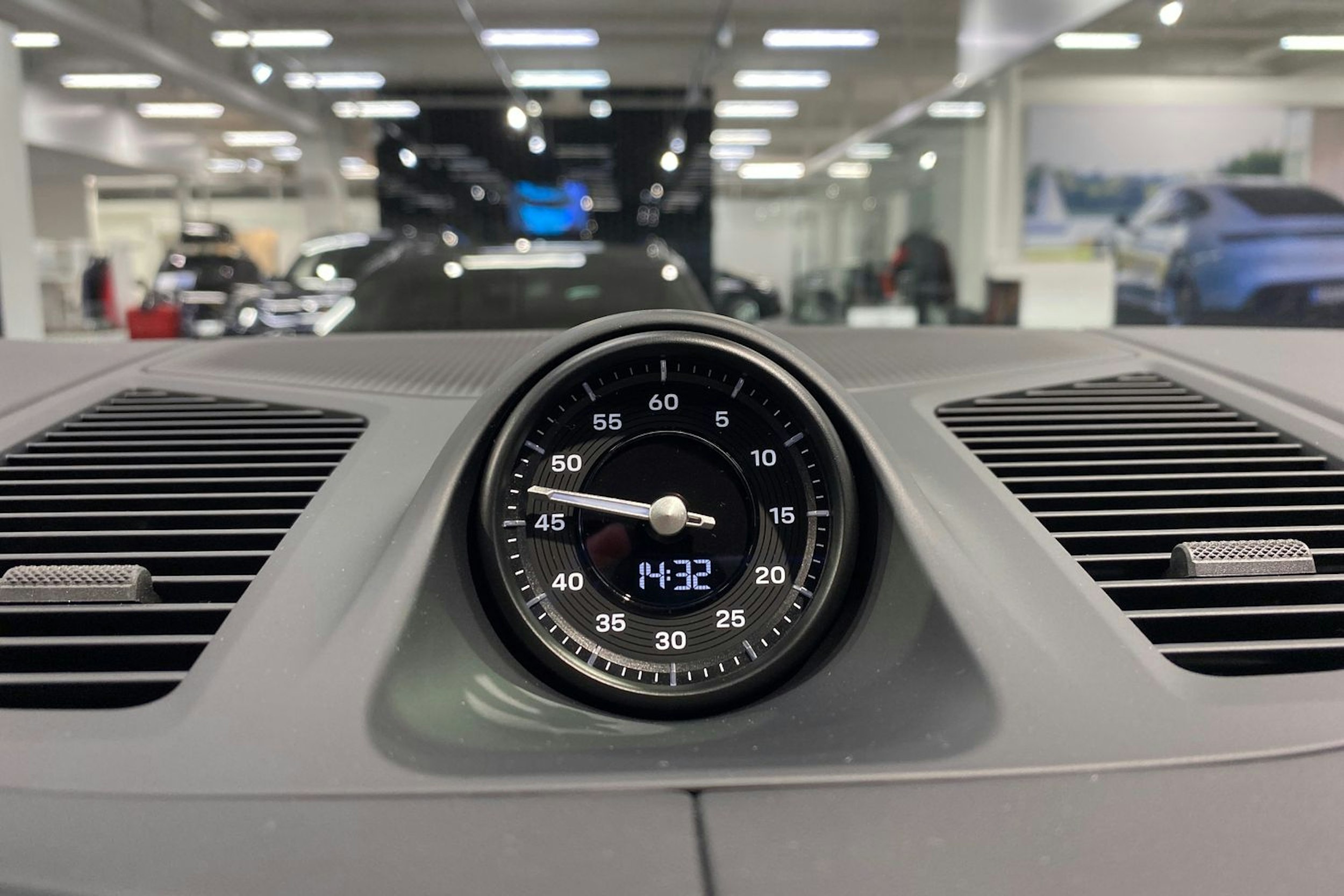 valkoinen Porsche Cayenne 2026 kuva 13.