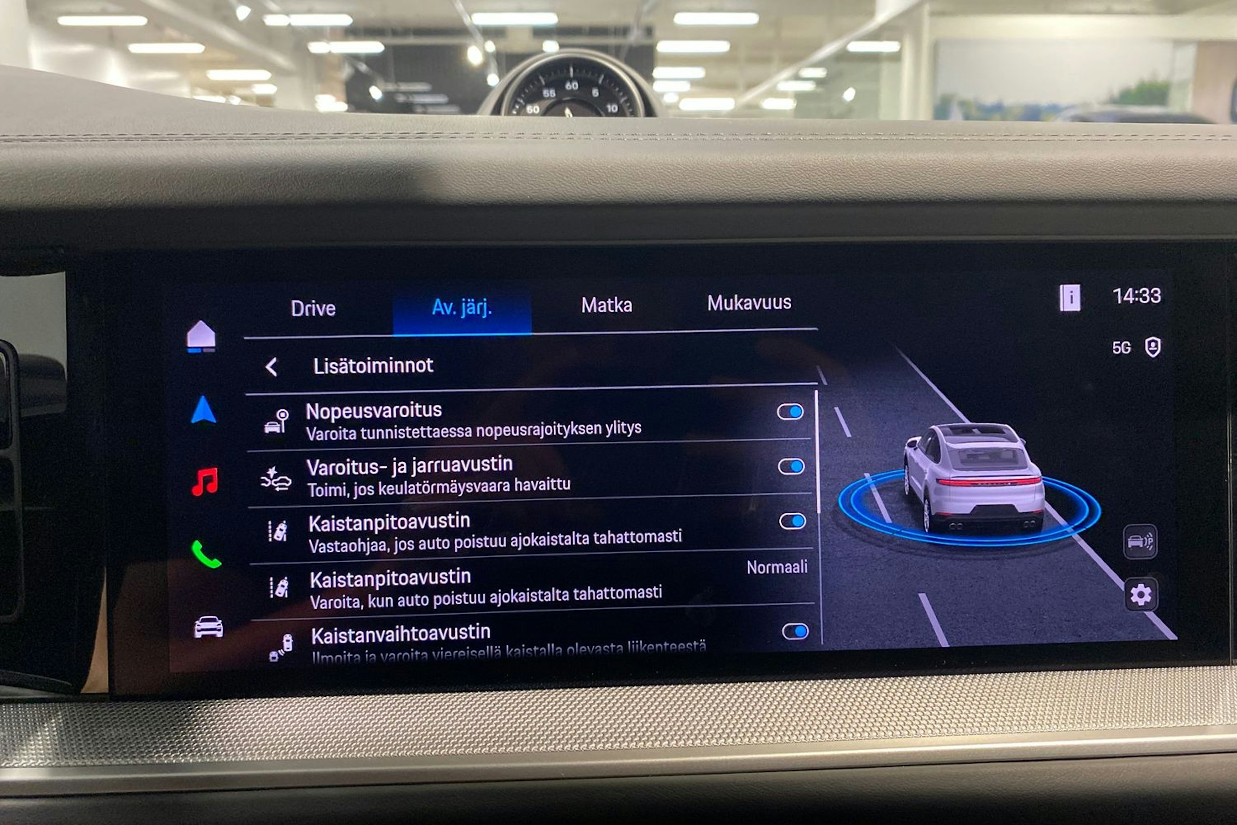 valkoinen Porsche Cayenne 2026 kuva 16.