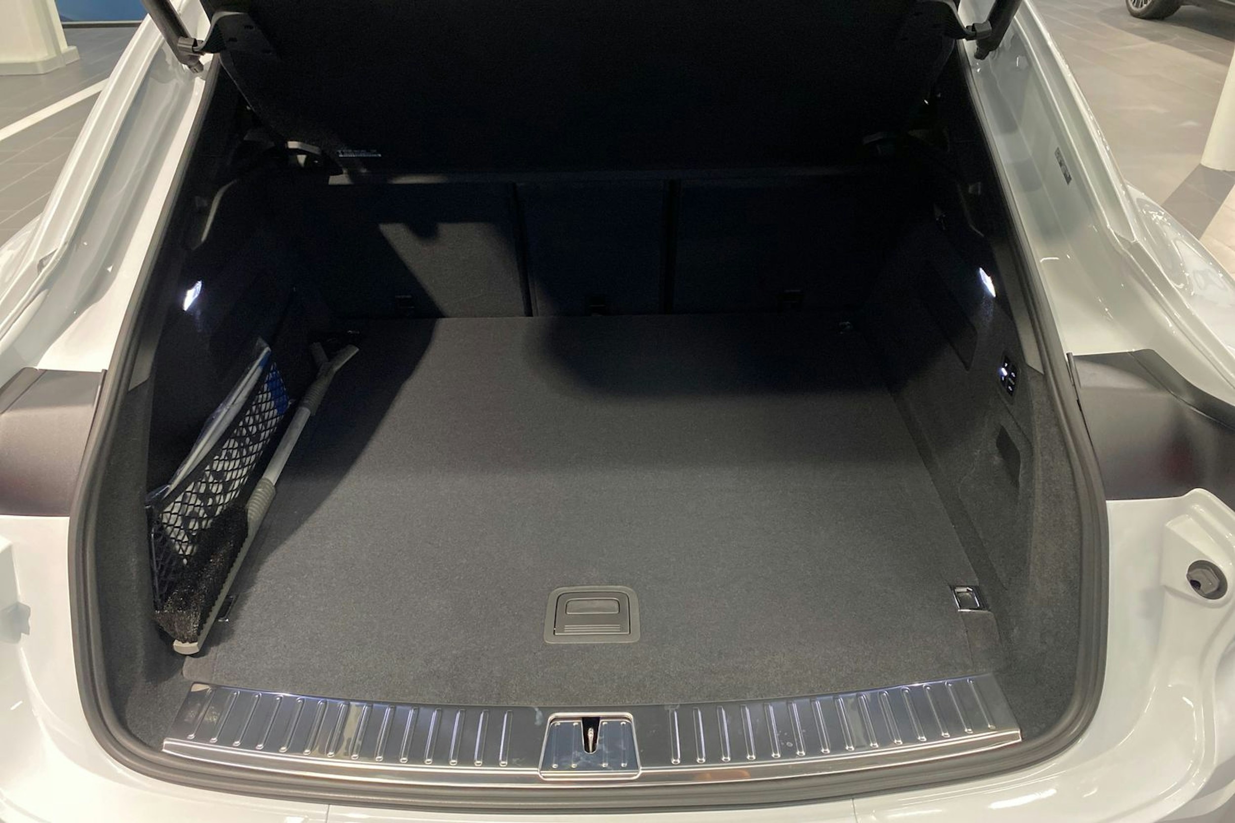 valkoinen Porsche Cayenne 2026 kuva 18.