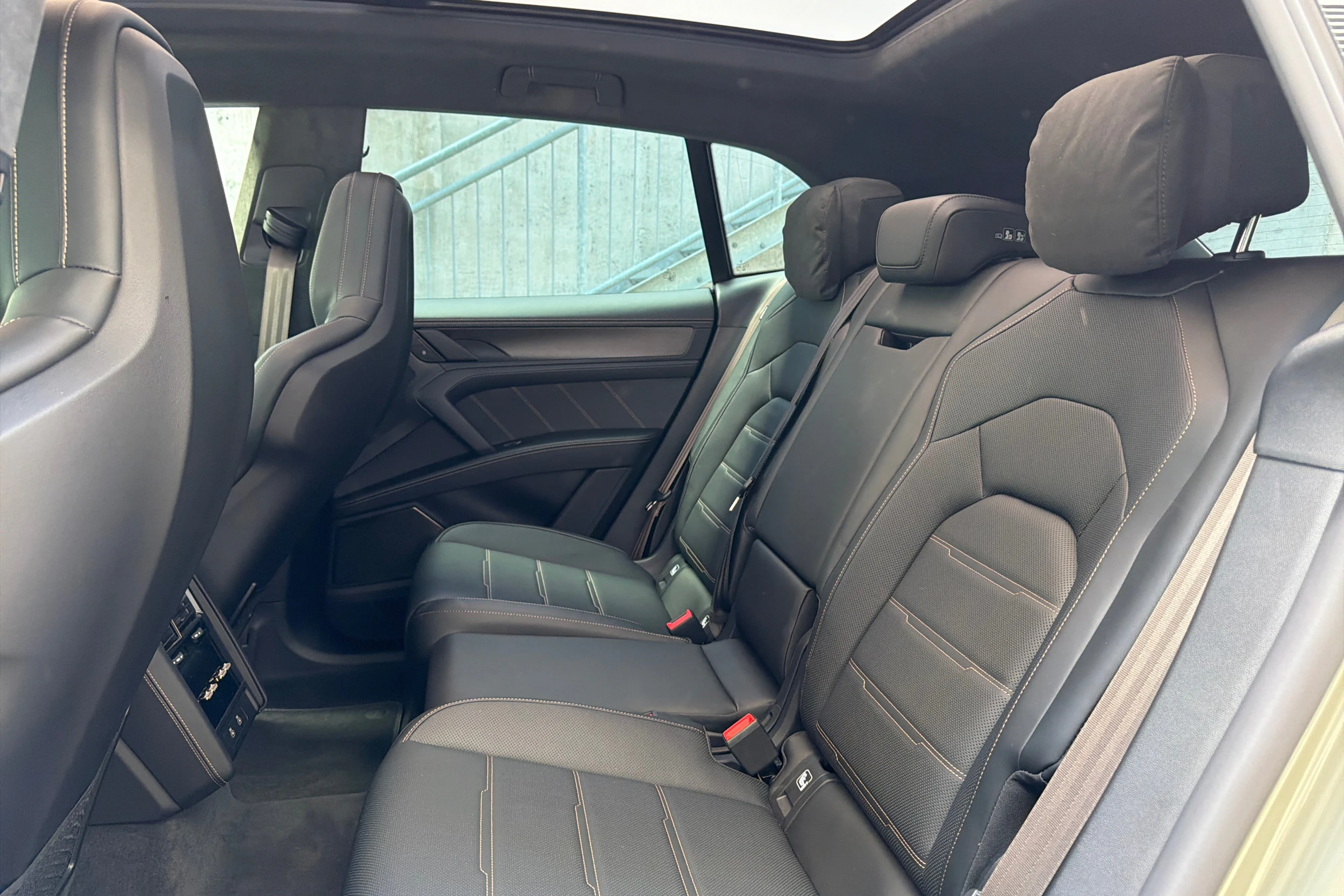 vihreä Porsche Cayenne 2026 kuva 10.