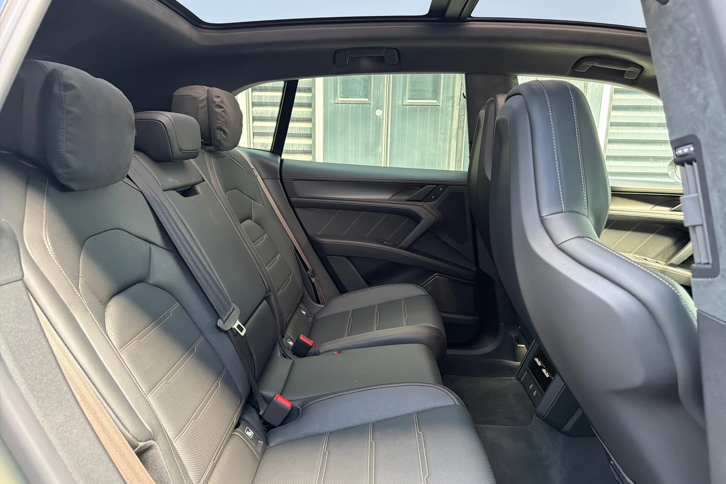 vihreä Porsche Cayenne 2026 kuva 14.