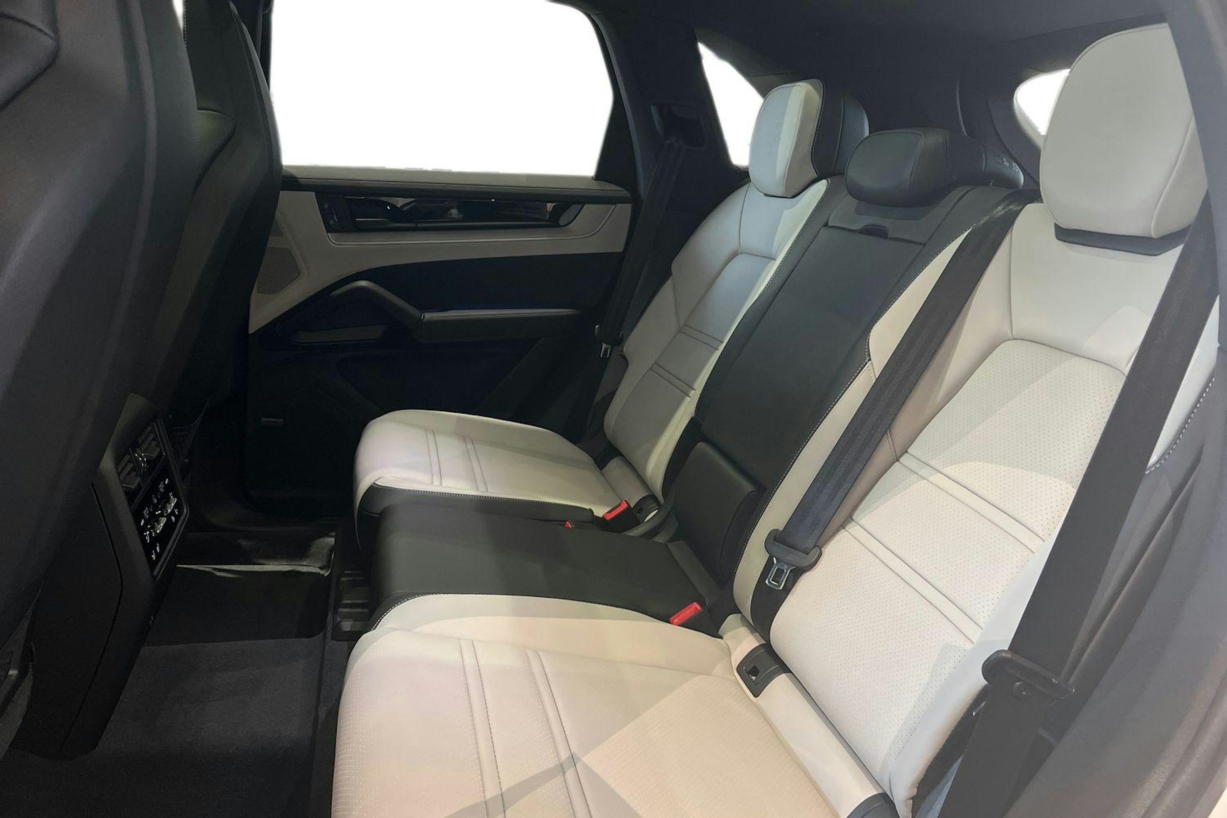 valkoinen Porsche Cayenne 2026 kuva 8.