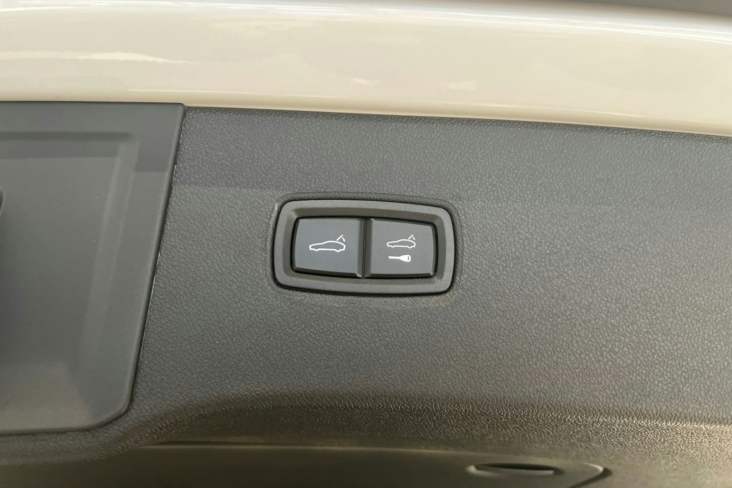 valkoinen Porsche Cayenne 2026 kuva 11.