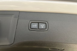 valkoinen Porsche Cayenne 2026 kuva 11.