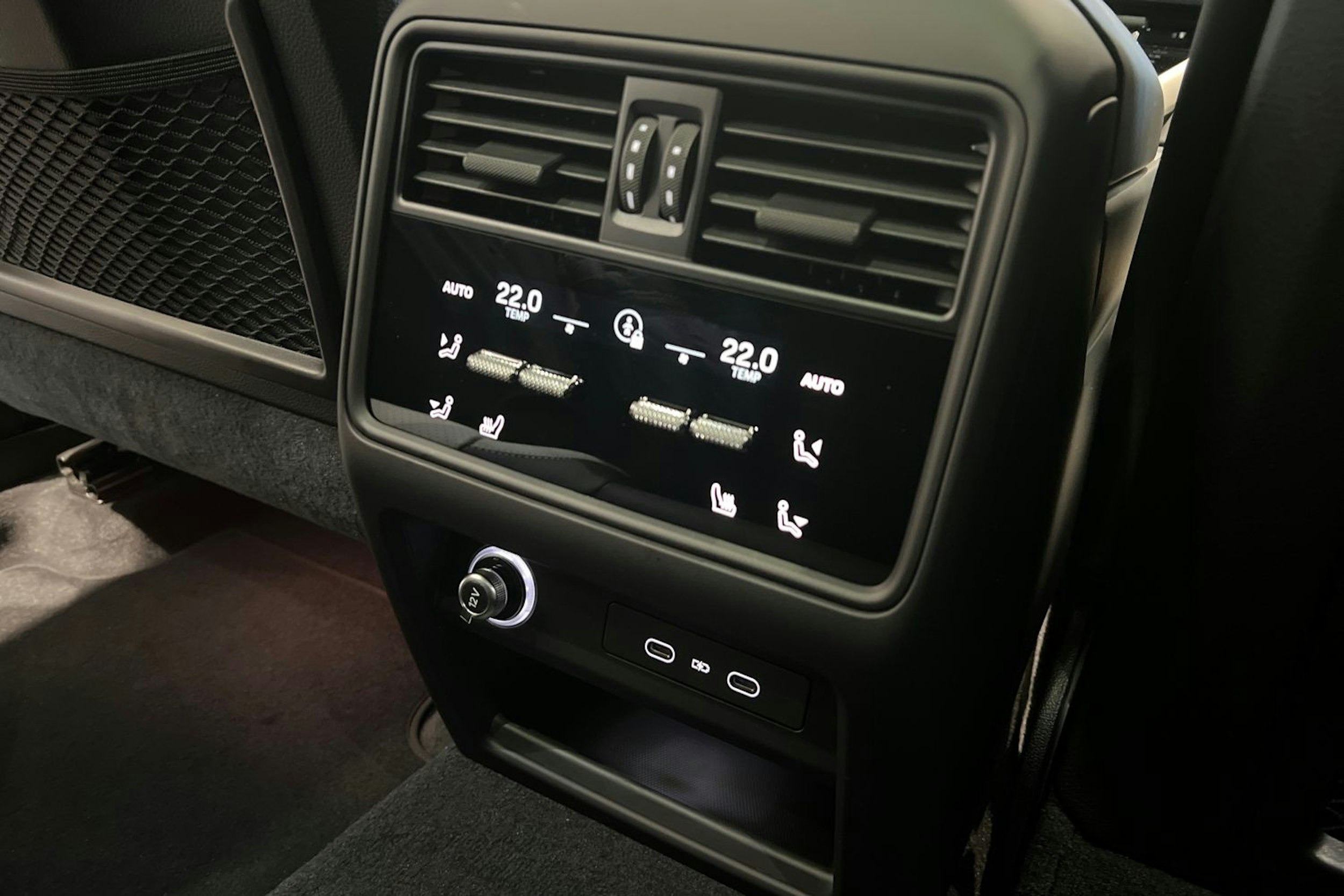 valkoinen Porsche Cayenne 2026 kuva 12.