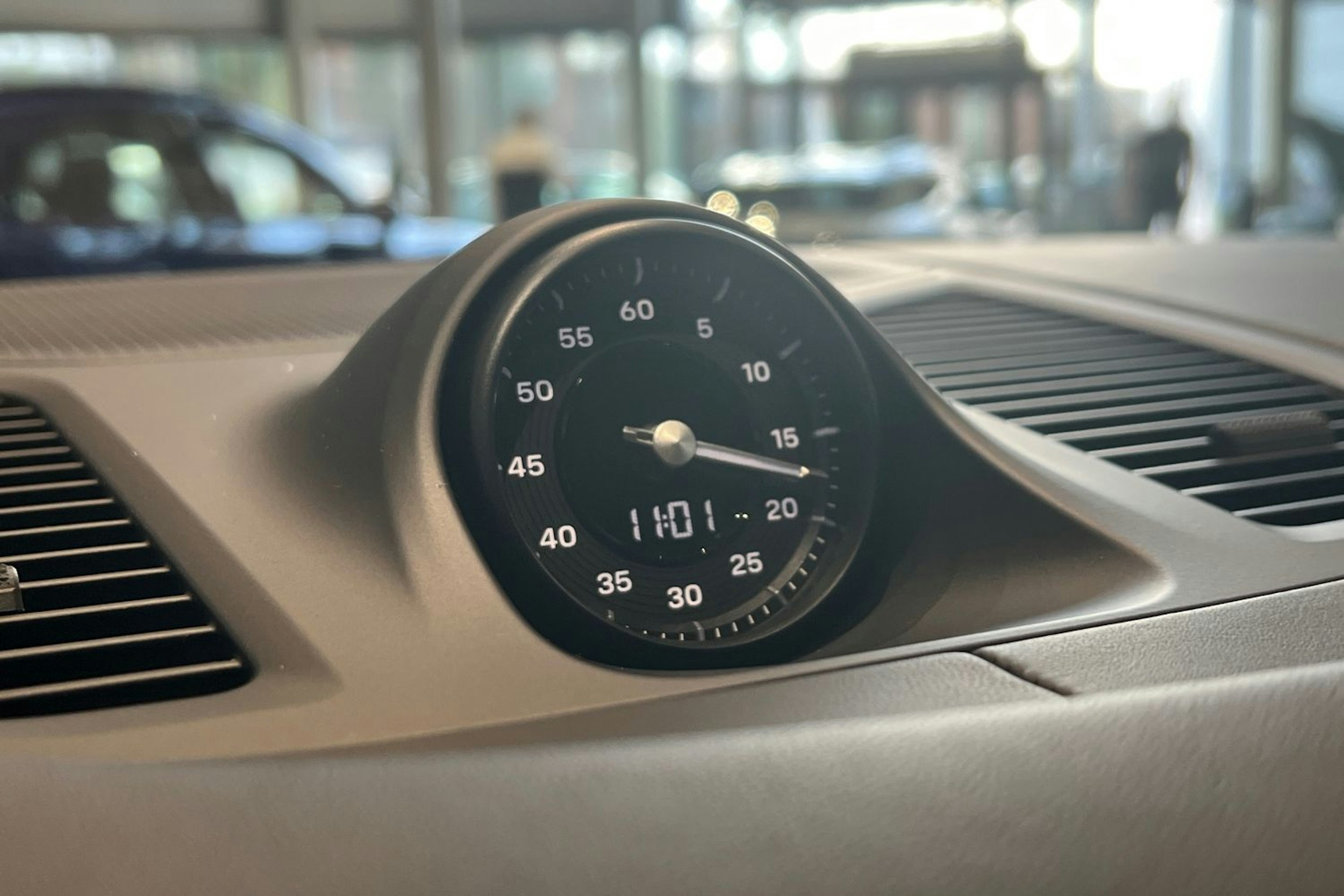 valkoinen Porsche Cayenne 2026 kuva 14.