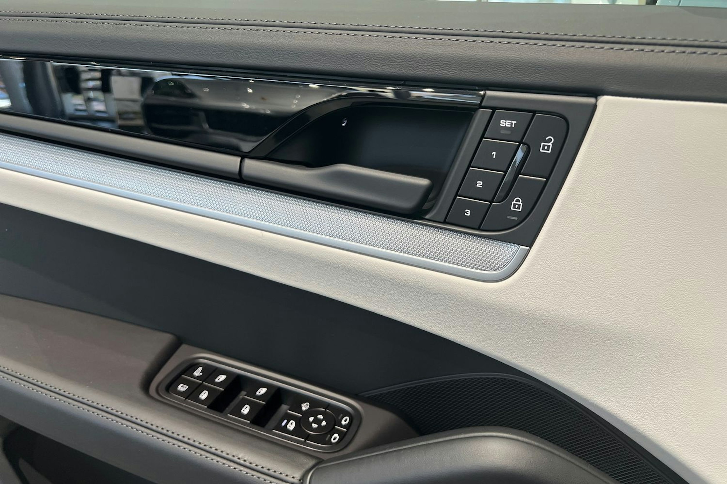 valkoinen Porsche Cayenne 2026 kuva 16.