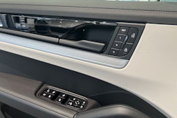 valkoinen Porsche Cayenne 2026 kuva 16.