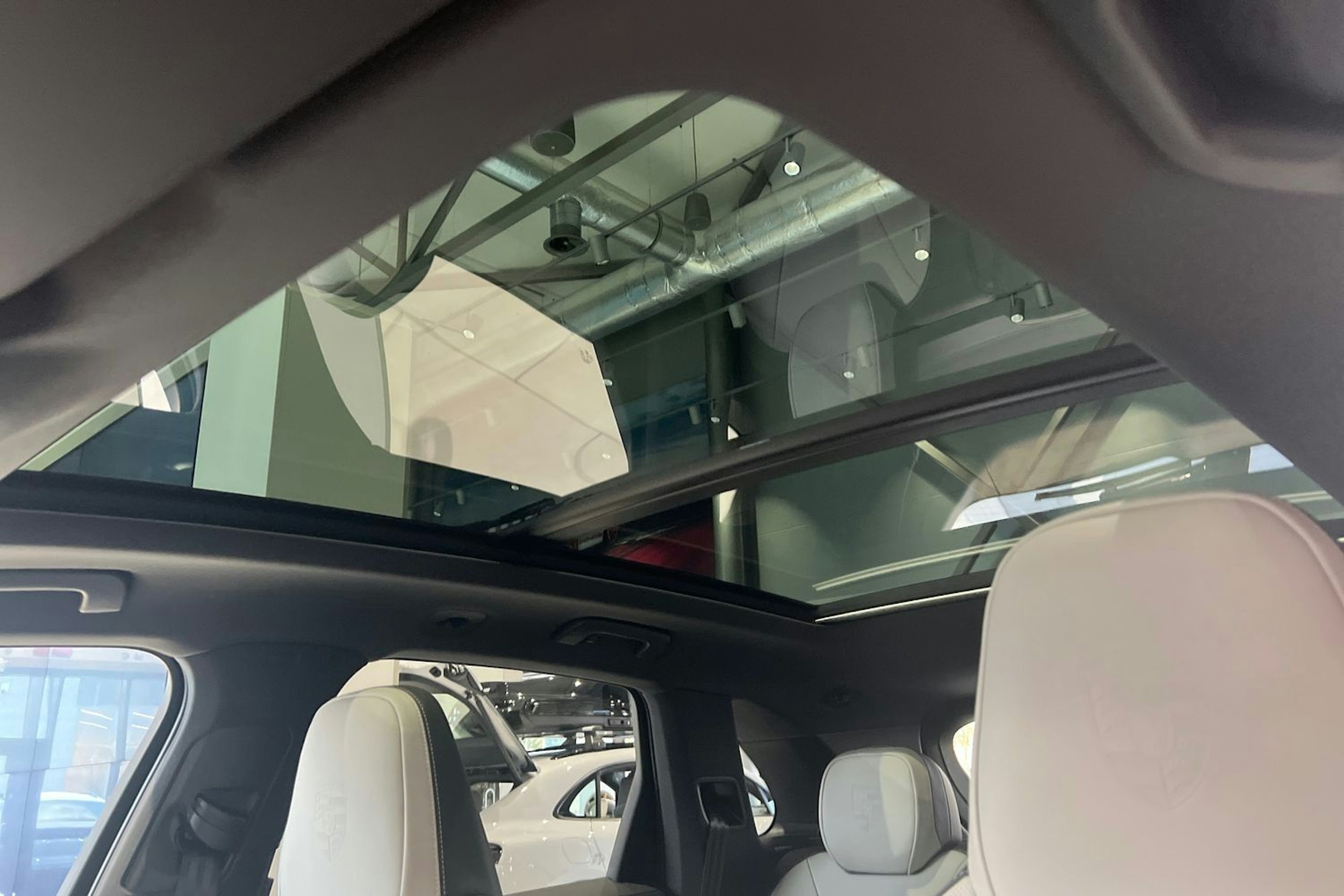 valkoinen Porsche Cayenne 2026 kuva 17.