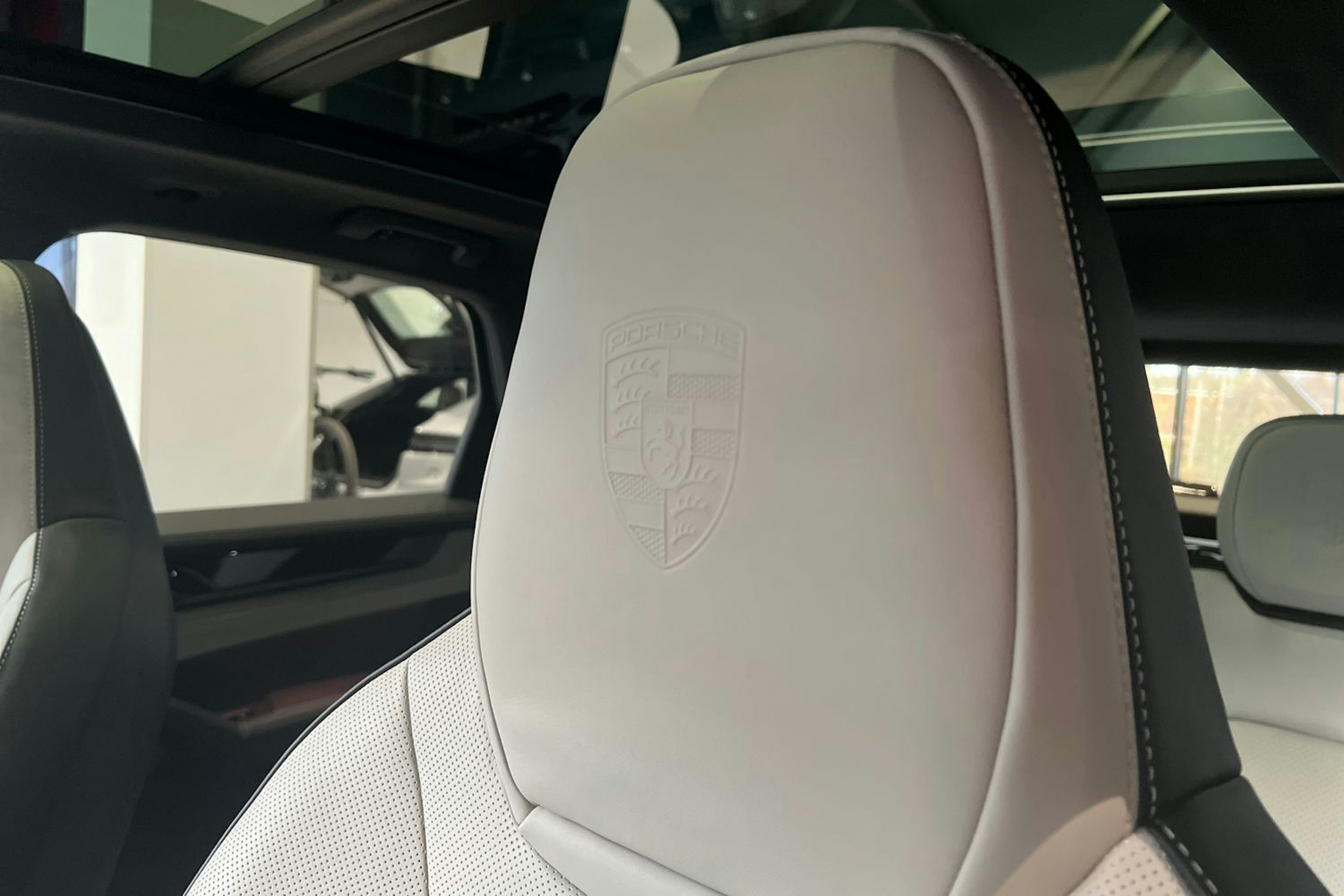 valkoinen Porsche Cayenne 2026 kuva 18.