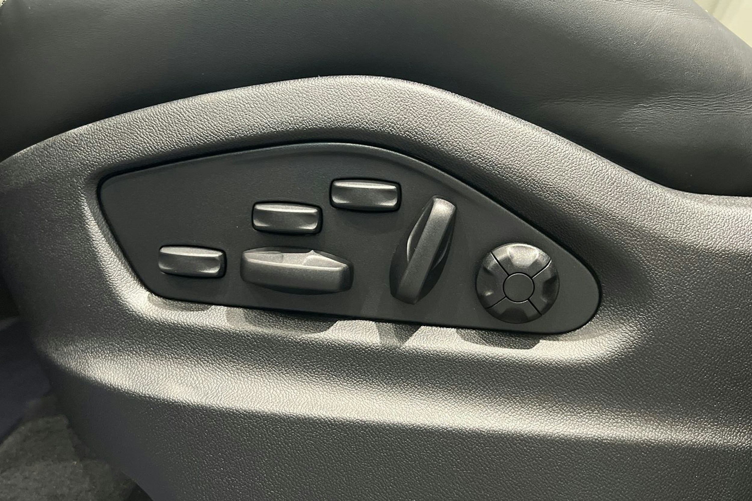 valkoinen Porsche Cayenne 2026 kuva 20.