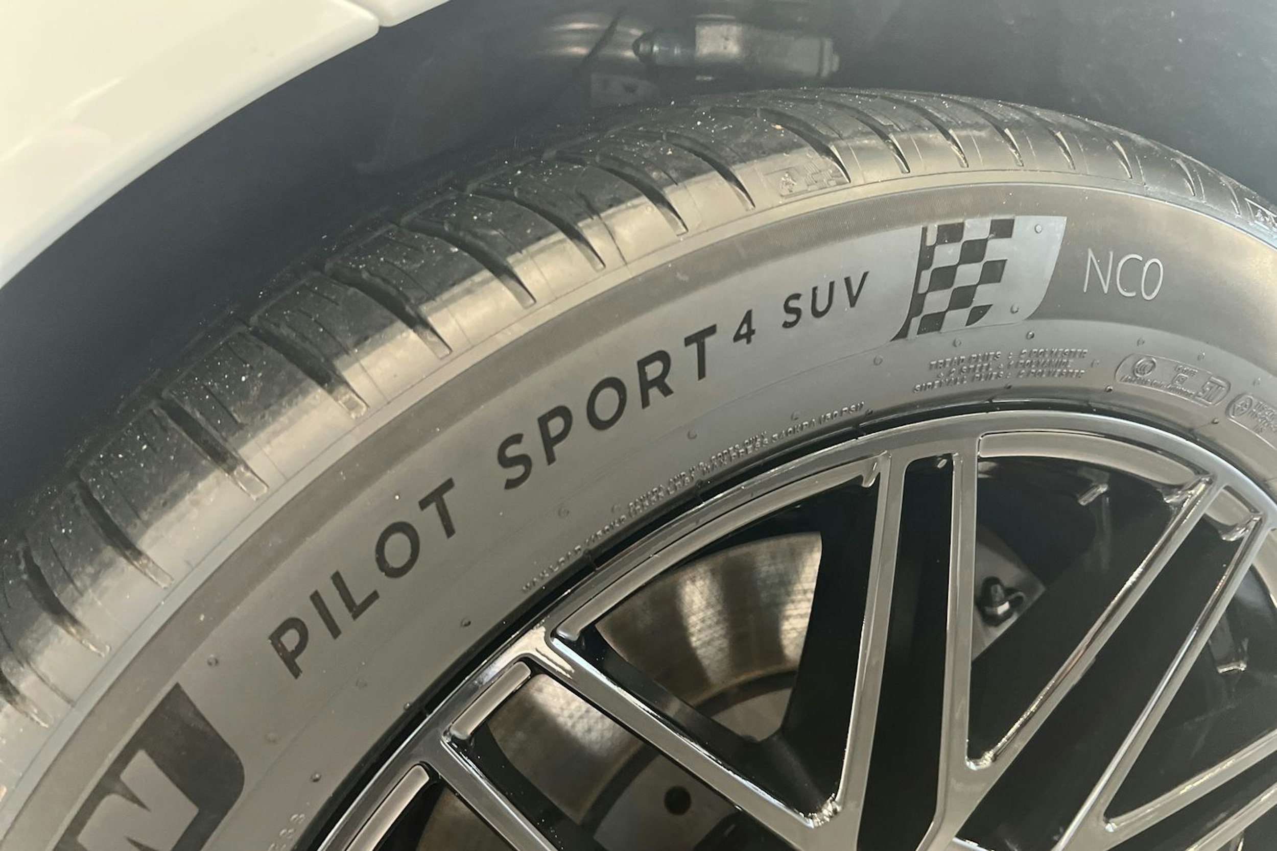 valkoinen Porsche Cayenne 2026 kuva 21.