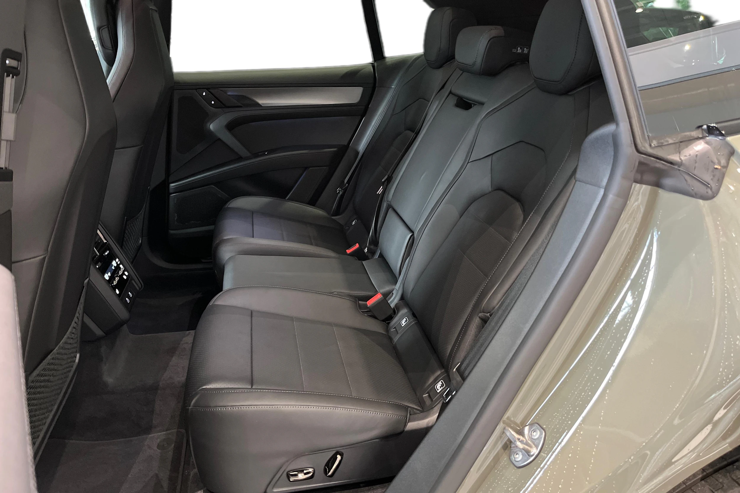 vihreä Porsche Cayenne 2026 kuva 8.