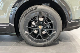 vihreä Porsche Cayenne 2026 kuva 10.