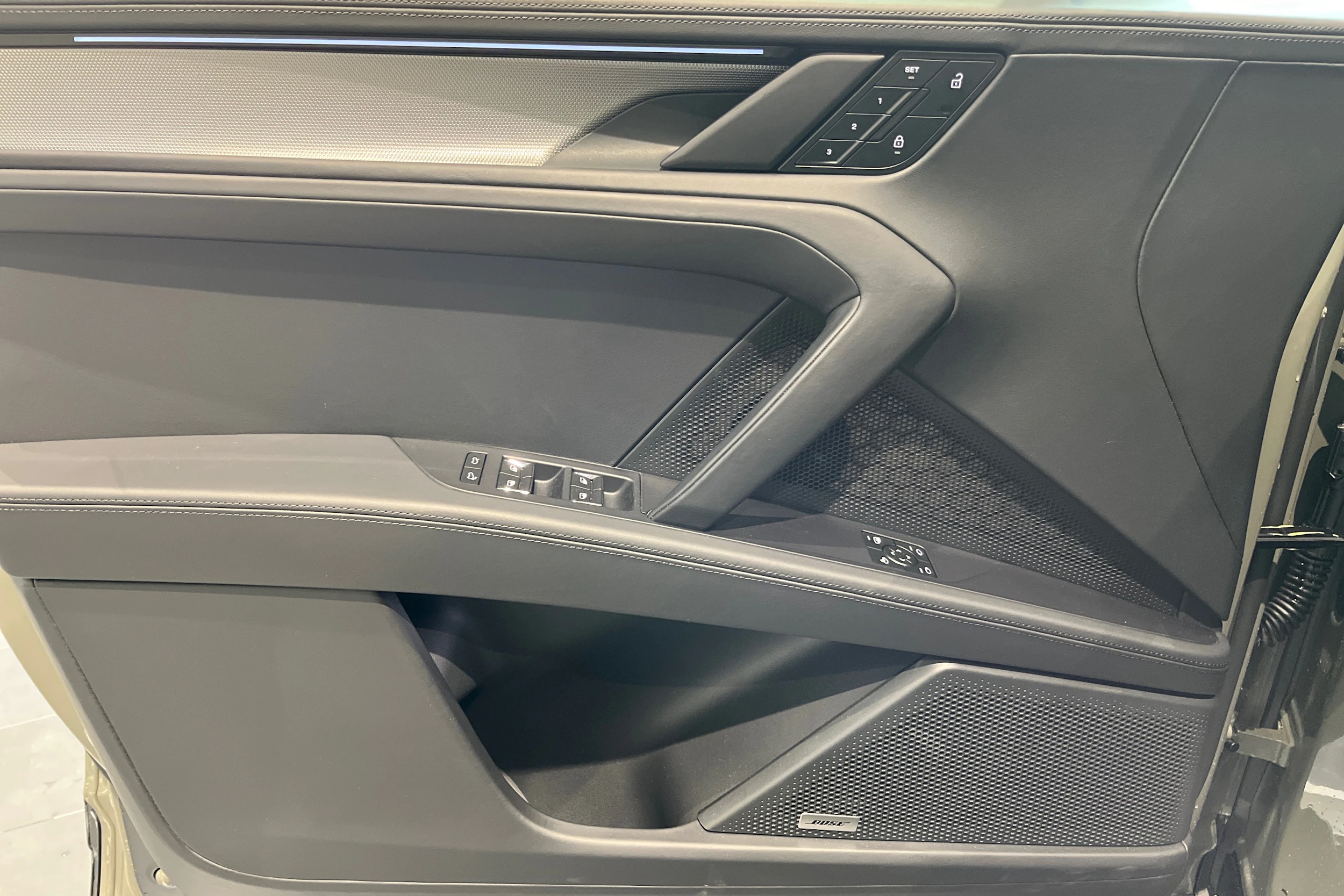 vihreä Porsche Cayenne 2026 kuva 11.