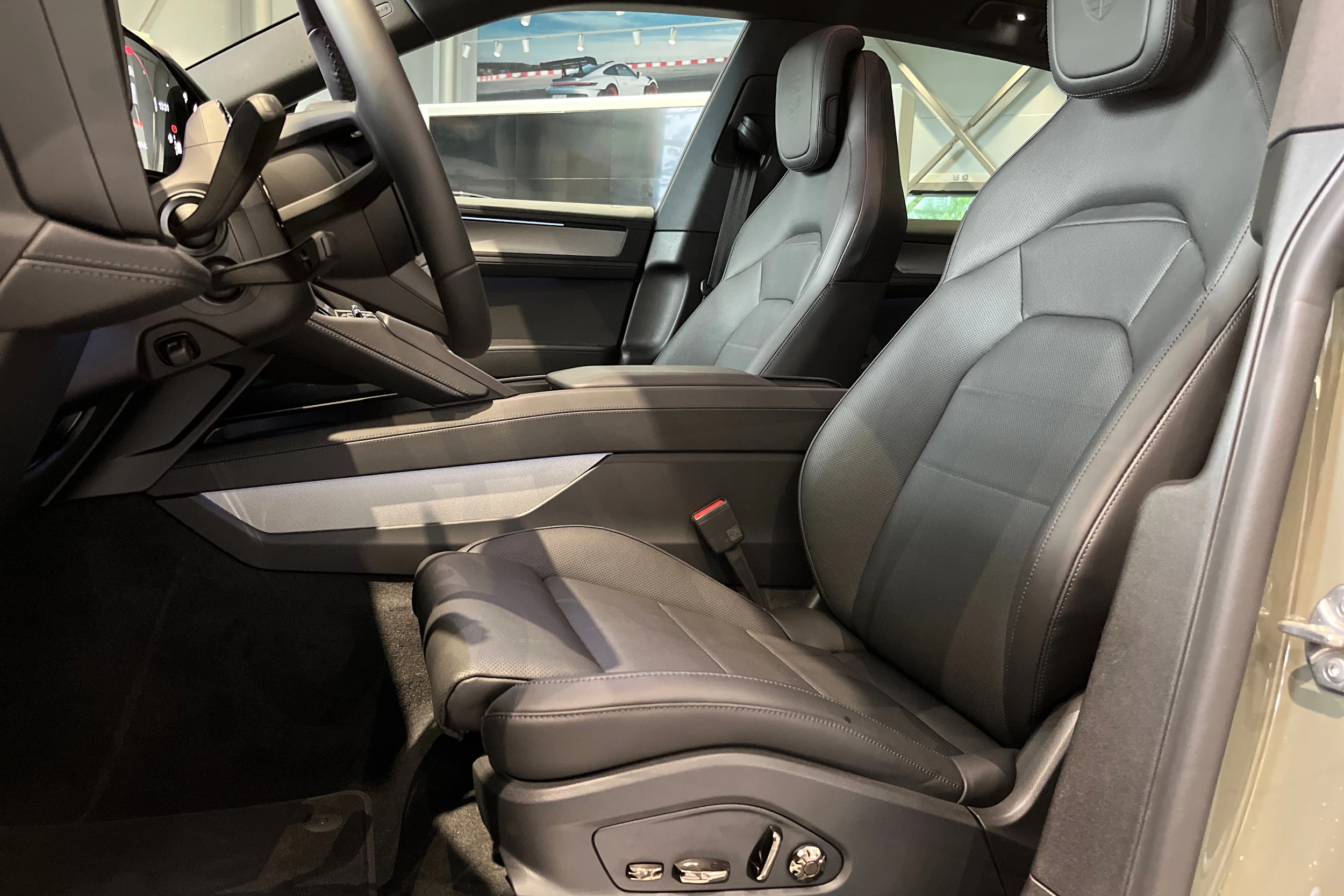 vihreä Porsche Cayenne 2026 kuva 12.