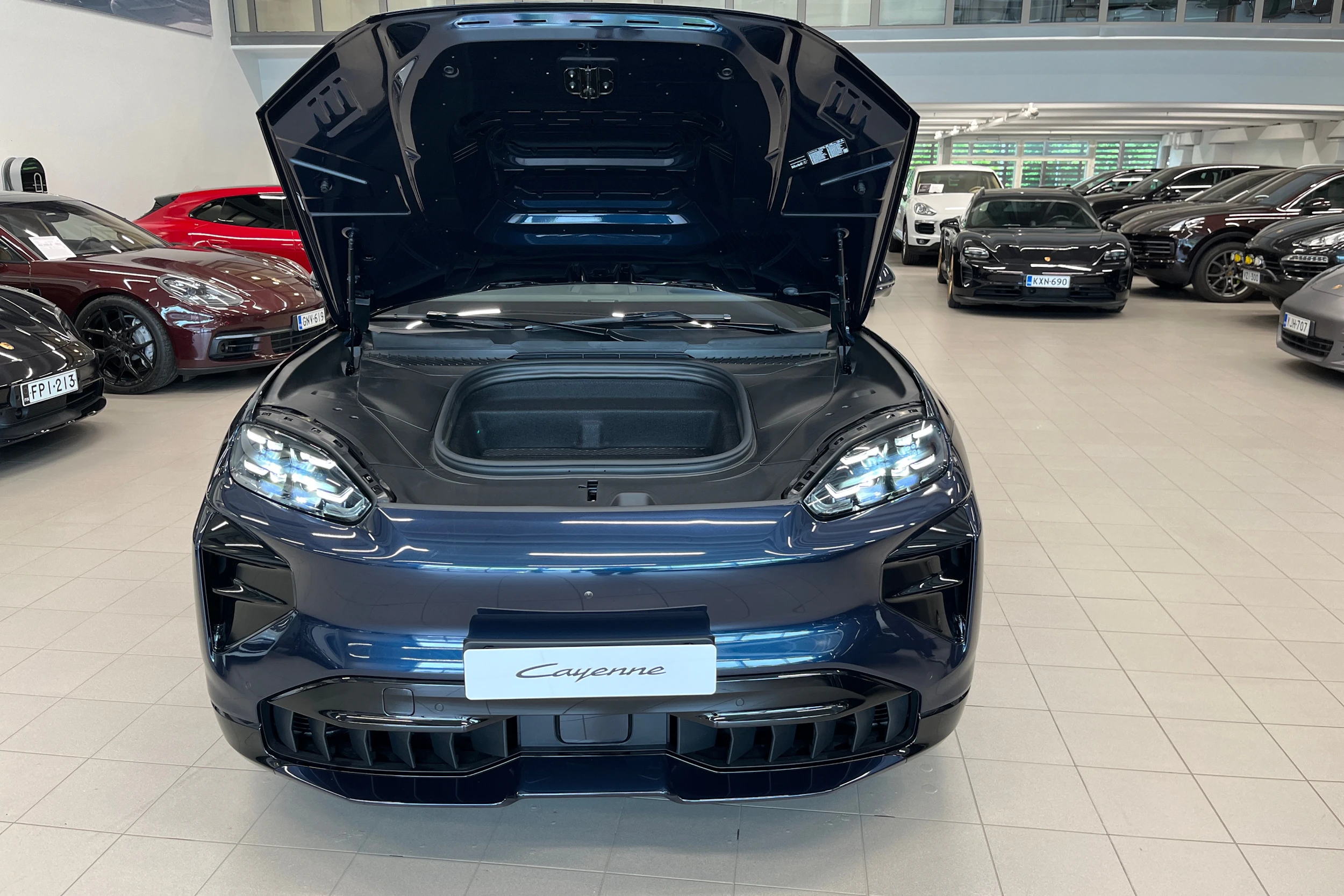 met. sininen Porsche Cayenne 2026 kuva 17.