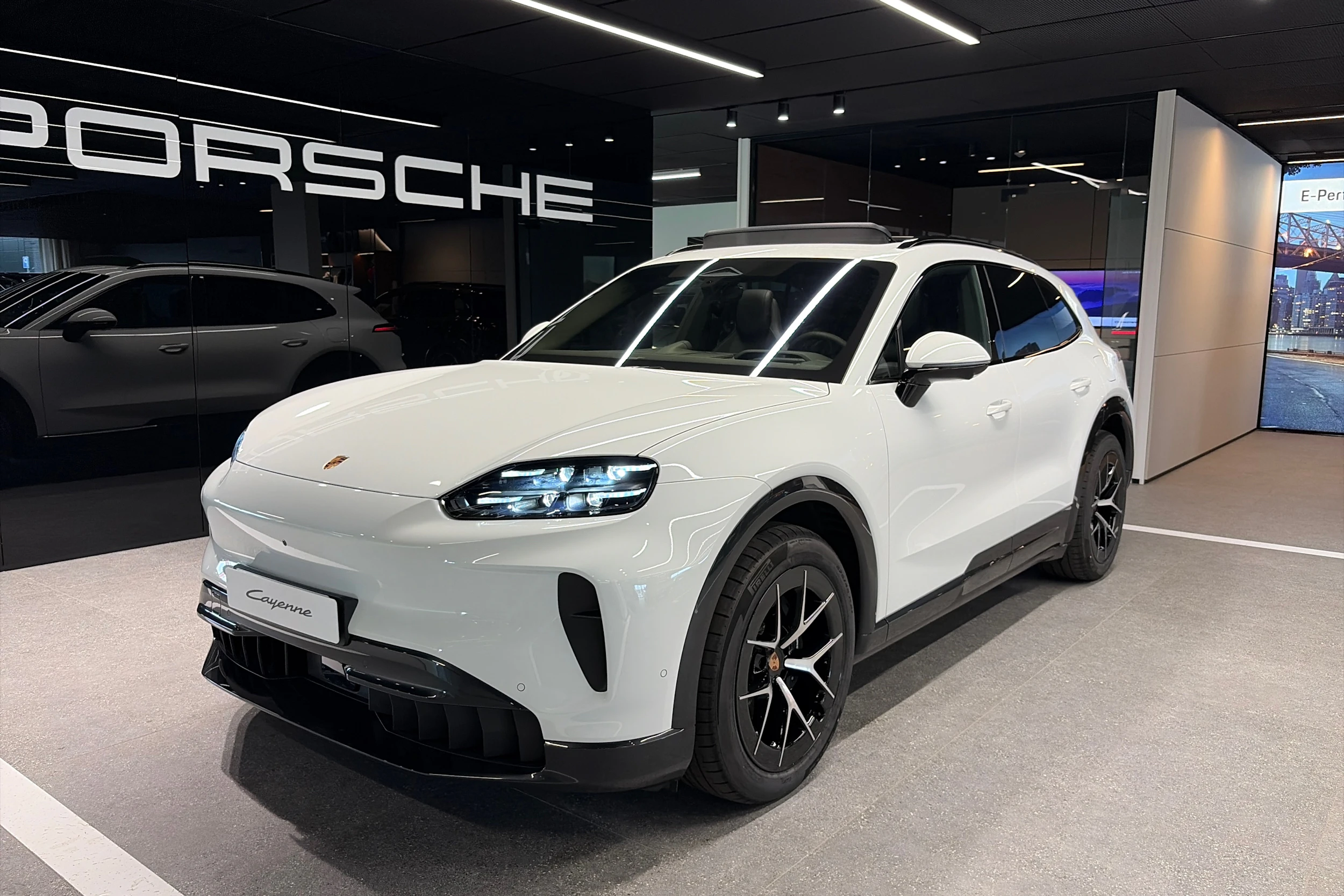 valkoinen Porsche Cayenne 2026 kuva 11.