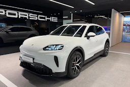 valkoinen Porsche Cayenne 2026 kuva 11.