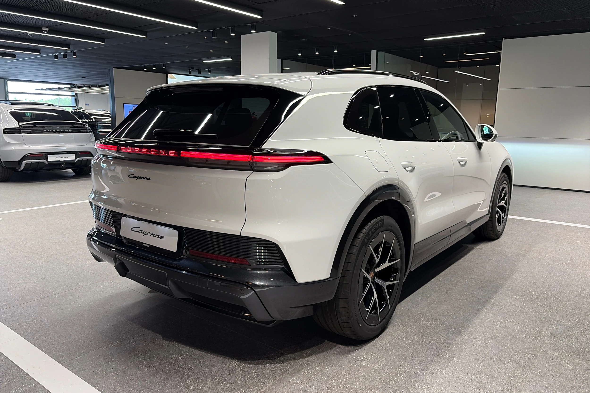 valkoinen Porsche Cayenne 2026 kuva 12.