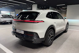 valkoinen Porsche Cayenne 2026 kuva 12.