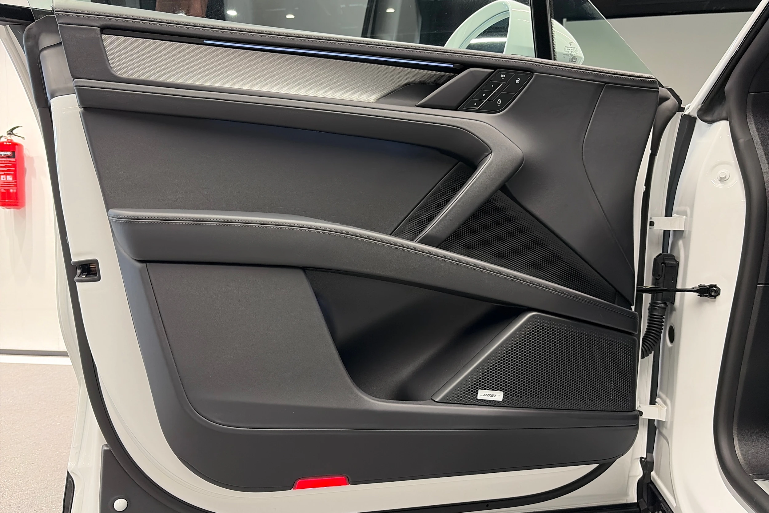 valkoinen Porsche Cayenne 2026 kuva 13.