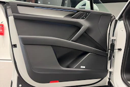 valkoinen Porsche Cayenne 2026 kuva 13.