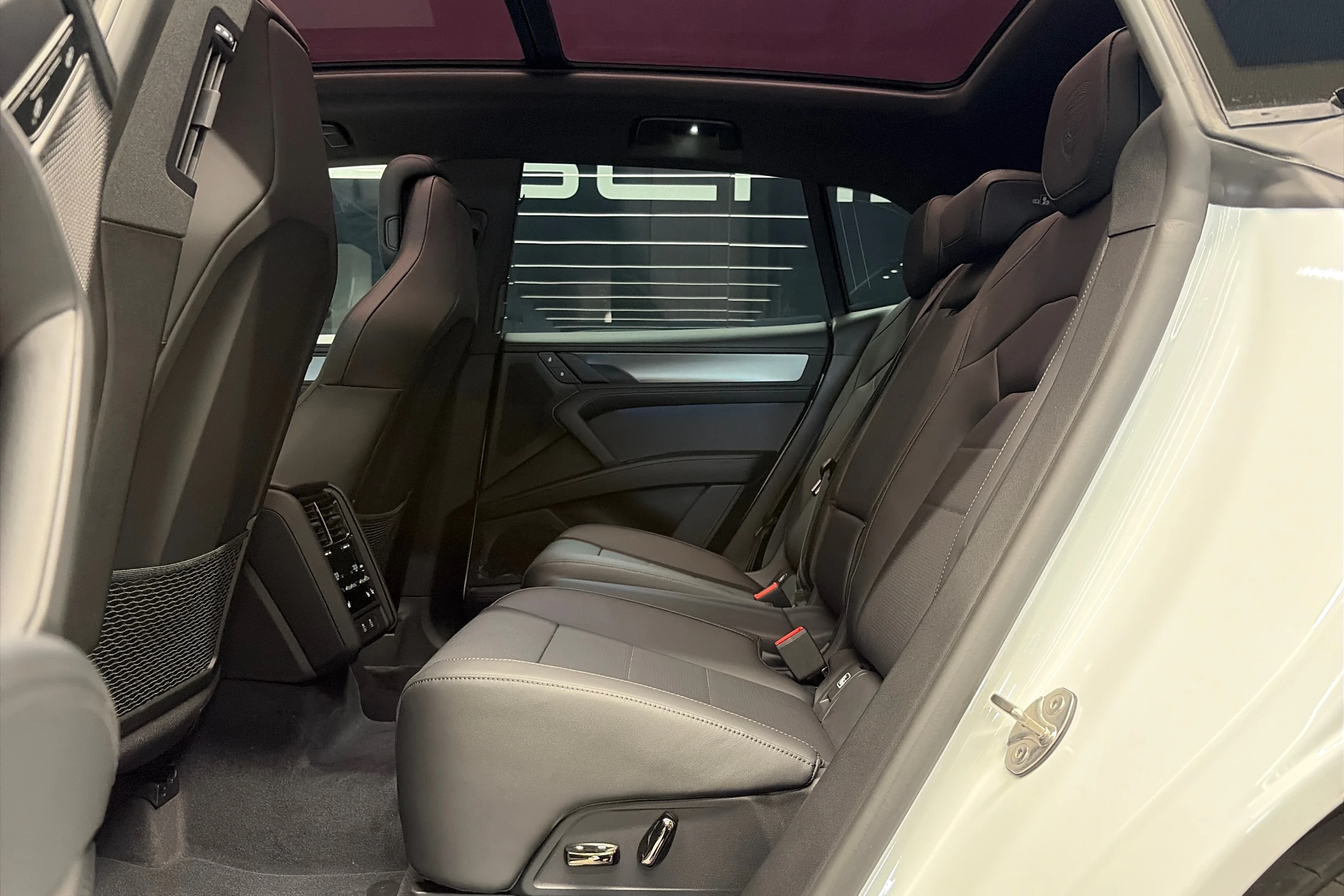 valkoinen Porsche Cayenne 2026 kuva 25.