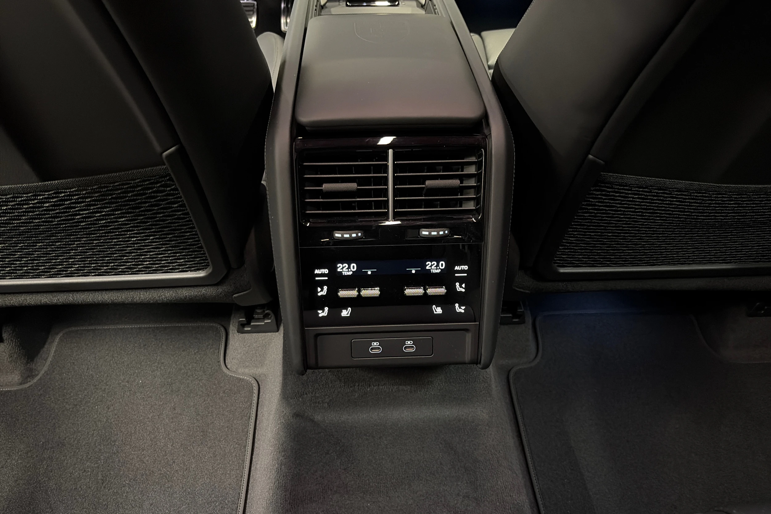 valkoinen Porsche Cayenne 2026 kuva 26.