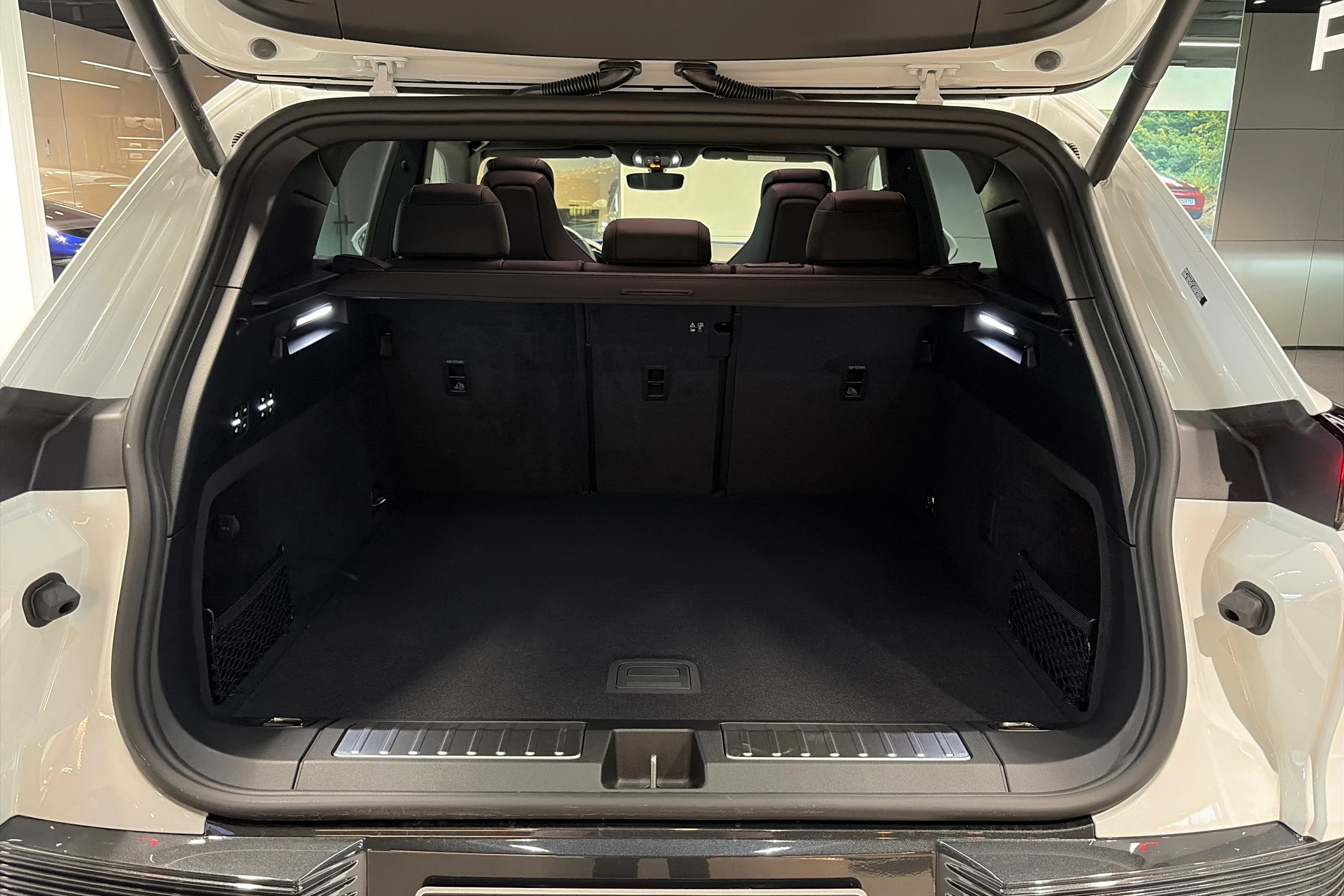 valkoinen Porsche Cayenne 2026 kuva 28.