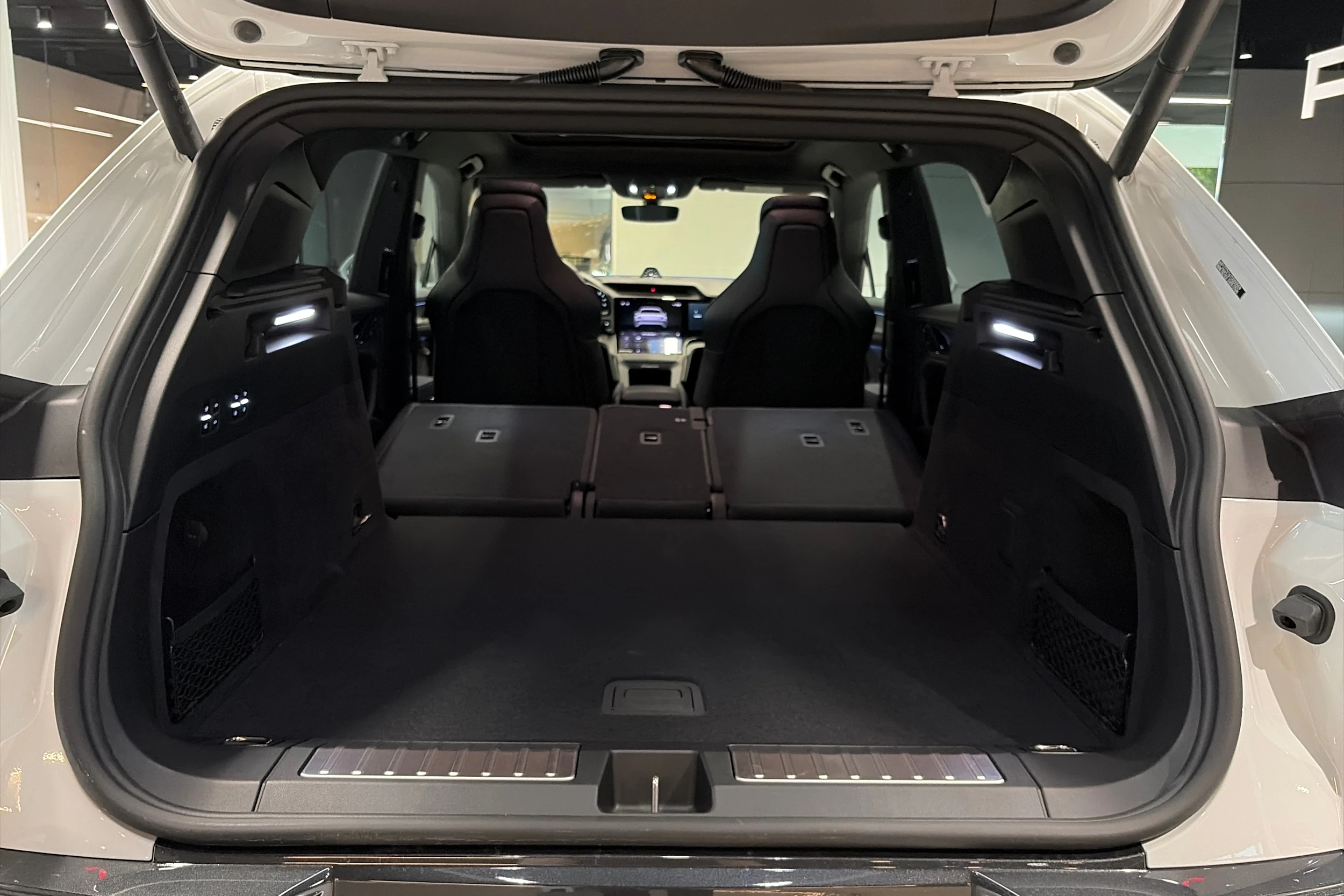 valkoinen Porsche Cayenne 2026 kuva 29.