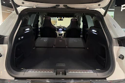 valkoinen Porsche Cayenne 2026 kuva 29.